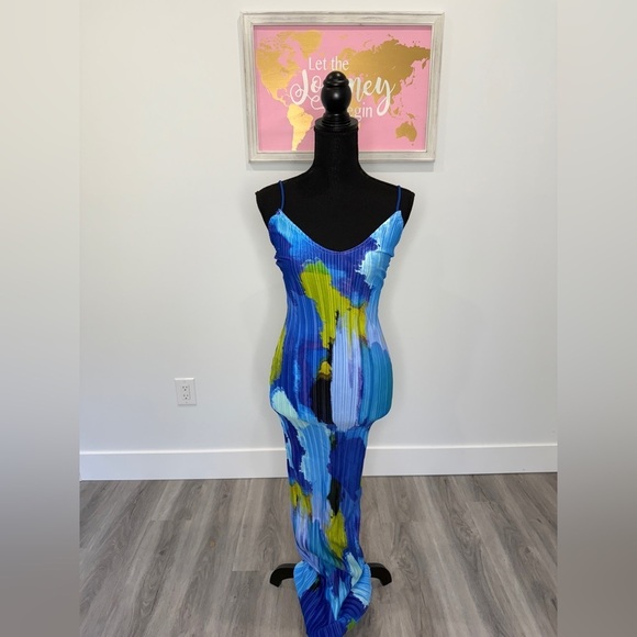 Prettylittle Thing Blue Abstract Print Plisse Low Back Strappy Maxi Dress - Picture 2 of 6